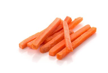 Beyaz arka planda soyutlanmış çiğ havuç.