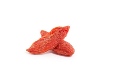 Kurumuş Tibet Goji üzümleri beyaz arka planda izole edilmiş.