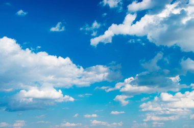 Mavi gökyüzünde beyaz bulutlar.