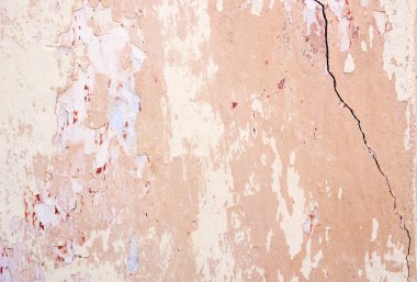 Üzerinde çatlak olan çok eski bir duvar.