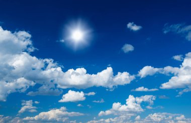 Mavi gökyüzünde beyaz bulutlar.