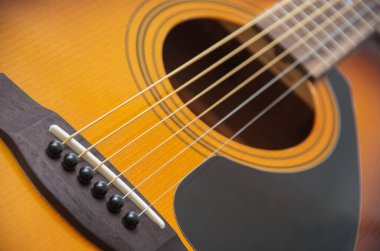 Çok sığ bir alan derinliğine sahip akustik gitar.