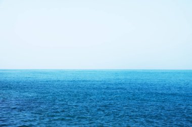 Dalgalı mavi deniz ve berrak mavi gökyüzü