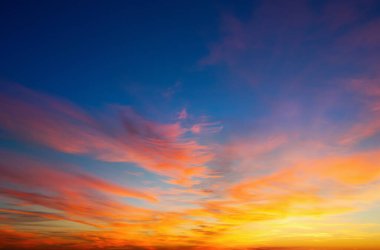 Gün batımıyla aydınlanan canlı gökyüzü