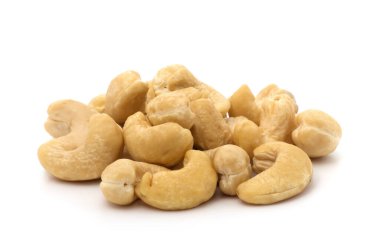 Beyaz arka planda kaju fıstığı