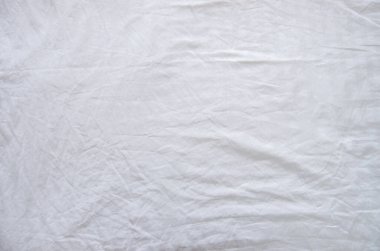 Sabah uyandıktan sonra dağınık çarşafın üzerindeki kırışıklıkların en üst görüntüsü..