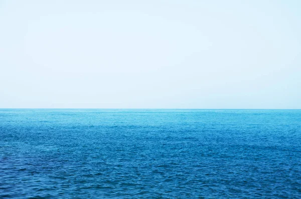 Dalgalı Mavi Deniz Berrak Mavi Gökyüzü — Stok fotoğraf