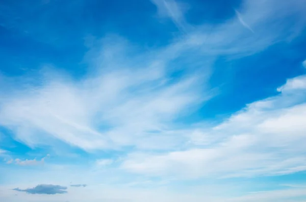 Blå Himmel Bakgrund Med Vita Moln — Stockfoto