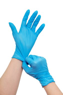 Doktor koruyucu eldiven takıyor, beyazı soyutluyor.