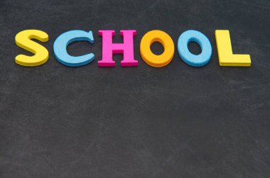 okul siyah zemin üzerinde