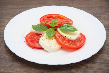 Peynirli, domatesli ve fesleğenli Caprese salatası