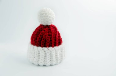 Beyaz arka planda Noel şapkası