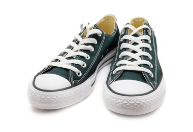 Beyaz arkaplanda izole edilmiş bir çift yeni spor ayakkabı