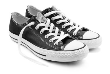 Bir çift yeni spor ayakkabı.