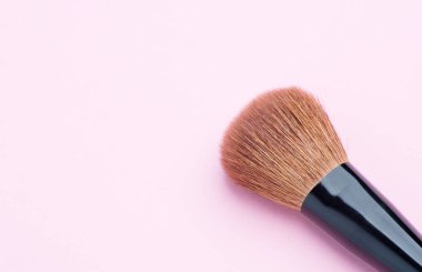 Pembe arkaplanda makyaj fırçası kapat.