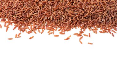 Beyaz arkaplanda yabani kırmızı pirinç yığını