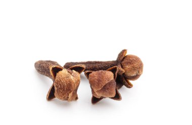 Beyaz arkaplanda baharat karanfilleri