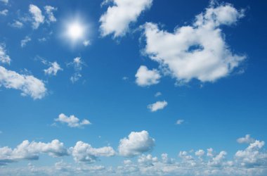 Beyaz bulutlu mavi gökyüzü arkaplanı