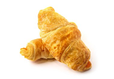 Beyaz arka planda taze ve lezzetli kruvasan.