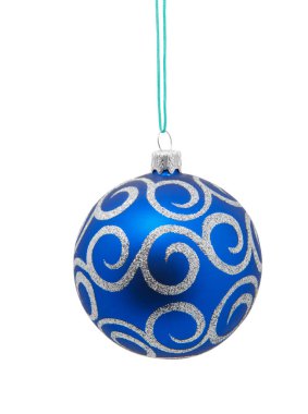 Mavi Noel oyuncak topu, beyaz arka planda izole edilmiş.