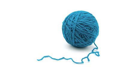 Beyaz arkaplanda iplik yumağı