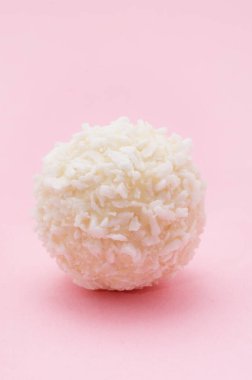 Pembe arka planda hindistan cevizi kandisi