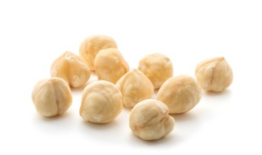 Fındıklar beyaz arkaplanda izole.