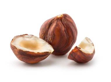 Fındıklar beyaz arkaplanda izole.