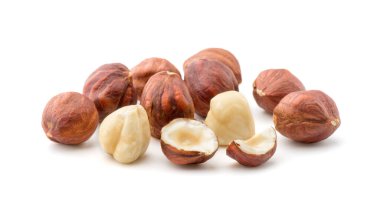 Fındıklar beyaz arkaplanda izole.