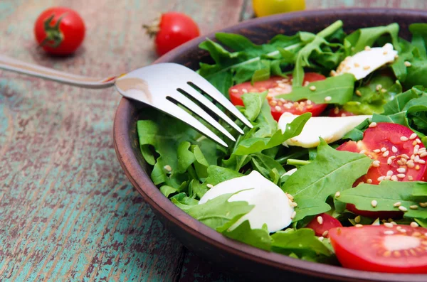 Green Salad Made Arugula Tomatoes Cheese Mozzarella Balls Sesame Plate — Stock Photo, Image