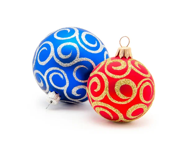 白い背景に赤と青のクリスマスボール — ストック写真