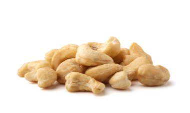 Beyaz arka planda kaju fıstığı