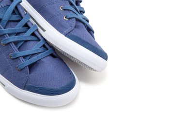 Bir çift yeni spor ayakkabı.