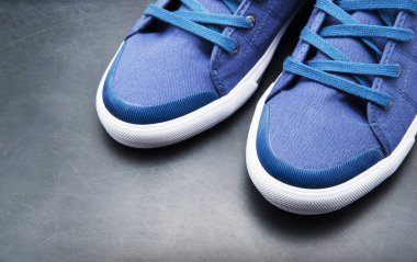 Bir çift yeni spor ayakkabı.