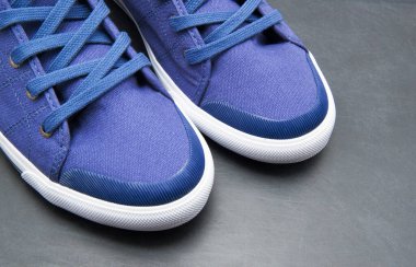 Bir çift yeni spor ayakkabı.