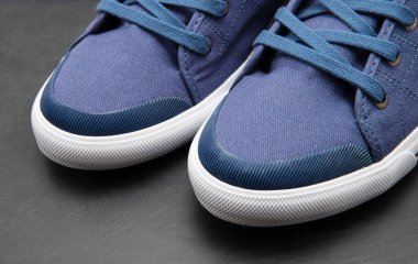 Bir çift yeni spor ayakkabı.