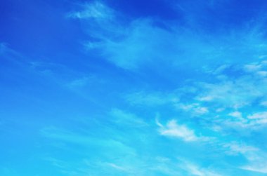 Beyaz bulutlu mavi gökyüzü arkaplanı