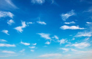 Beyaz bulutlu mavi gökyüzü arkaplanı