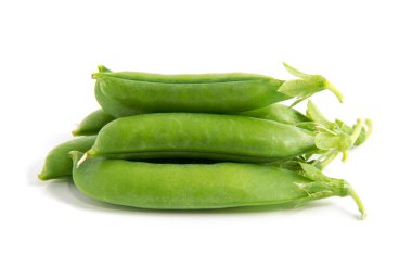 Beyaz arkaplanda taze yeşil bezelyeler.