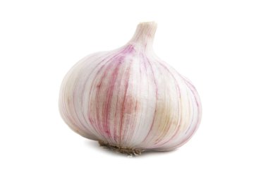 Beyaz arkaplanda sarımsak izole edilmiş.