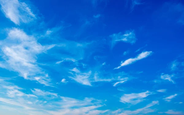 Blå Himmel Bakgrund Med Vita Moln — Stockfoto