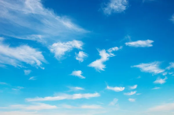 Blauwe Lucht Achtergrond Met Witte Wolken — Stockfoto