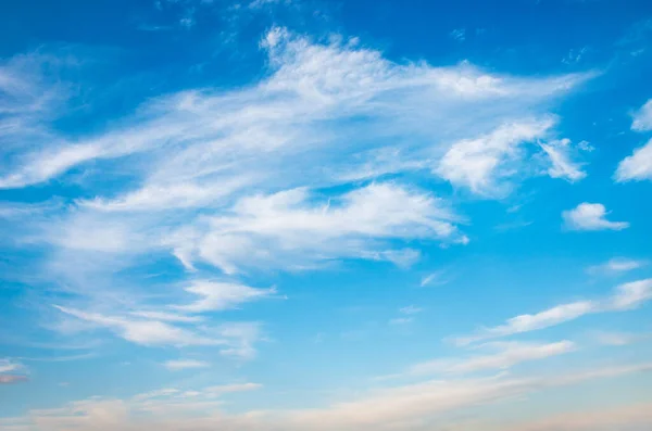 青空に白い雲 — ストック写真