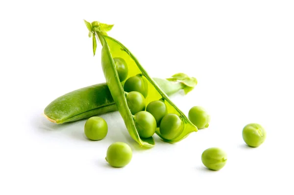 鲜绿色的豌豆 白色的背景上孤立的 — 图库照片