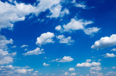 Mavi gökyüzünde beyaz bulutlar.