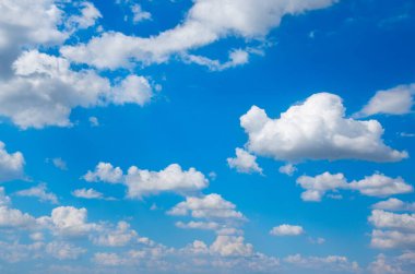 Beyaz bulutlu mavi gökyüzü arkaplanı