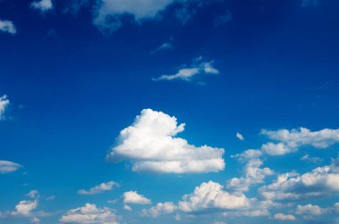 Beyaz bulutlu mavi gökyüzü arkaplanı