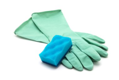 Beyaz arka planda süngeri olan lastik eldivenler.