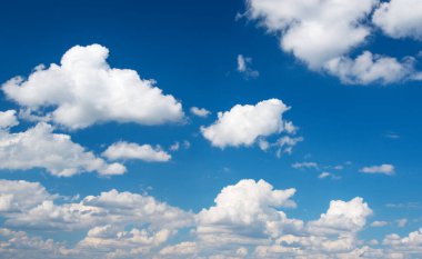 Mavi gökyüzünde beyaz bulutlar.