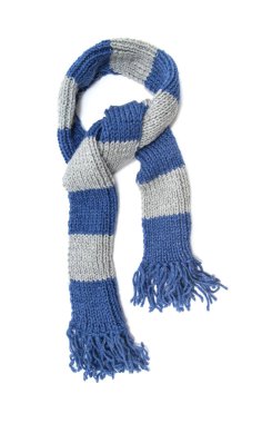 Beyaz bir arkaplanda örülmüş eşarp.